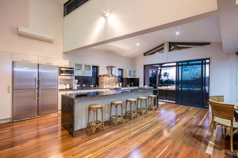 GRAND LUXURY MANSION WITH POOL, 2 BUGGIES AND FABULOUS OCEAN VIEWS - Pubs and Clubs 3
