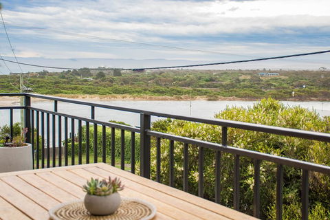 Granite Beach House - Pubs and Clubs 2