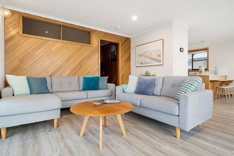 Granite Beach House - Pubs and Clubs 1