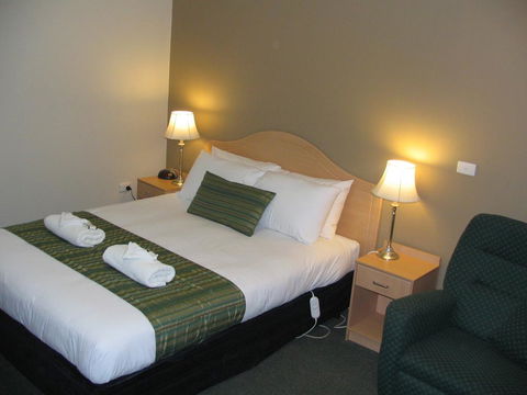 Green Gables Motel - Pubs and Clubs 2