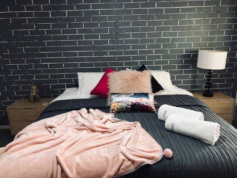 Grey Brick Apartment - Pubs and Clubs 1