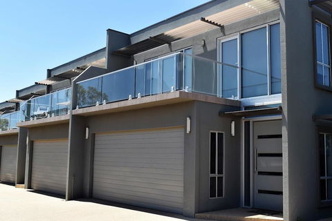 Griffith Prestige Apartments - Pubs and Clubs 0