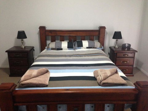 Griffith Prestige Apartments - Pubs and Clubs 1
