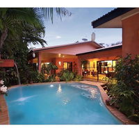 Hacienda Cooya Beach - Pubs and Clubs