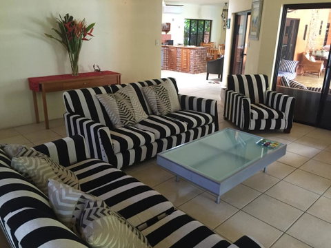 Hacienda Cooya Beach - Pubs and Clubs 1