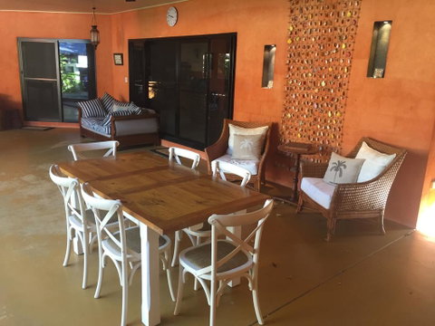 Hacienda Cooya Beach - Pubs and Clubs 3