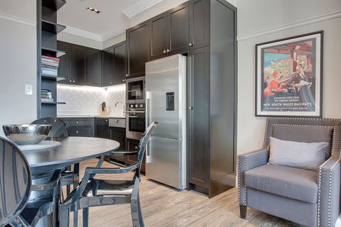 Head For The Hills At Charming Mountain Apartment - Pubs and Clubs 3