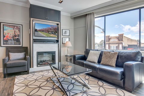Head For The Hills At Charming Mountain Apartment - Pubs and Clubs 0