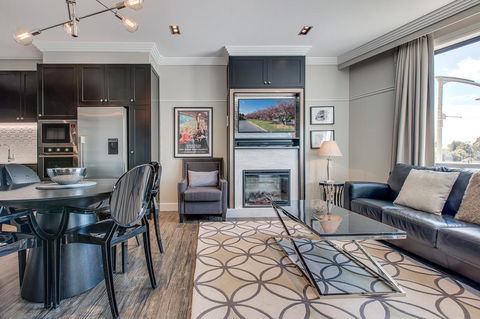 Head For The Hills At Charming Mountain Apartment - Pubs and Clubs 1