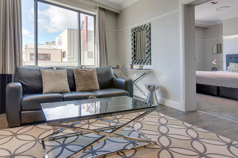 Head For The Hills At Charming Mountain Apartment - Pubs and Clubs 2