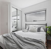 Heart of Sandringham Apartment by Ready Set Host - Pubs and Clubs