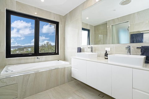 Hidden Cove On Hamilton Island - Pubs and Clubs 1