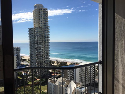 High Floor Twin Share With Ocean View At Surfers Paradise - Hotel Studio - Pubs and Clubs 2
