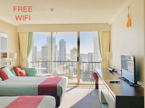High Floor Twin Share With Ocean View At Surfers Paradise - Hotel Studio - Pubs and Clubs 1