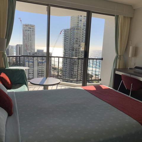 High Floor Twin Share With Ocean View At Surfers Paradise - Hotel Studio - Pubs and Clubs 3
