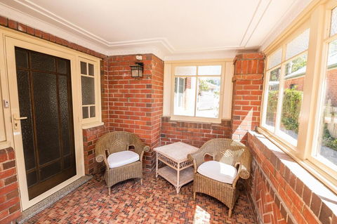 Hillside Cottage  Comfy, Spacious, Walk To CBD & Stannies - Pubs and Clubs 2
