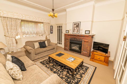Hillside Cottage  Comfy, Spacious, Walk To CBD & Stannies - Pubs and Clubs 1