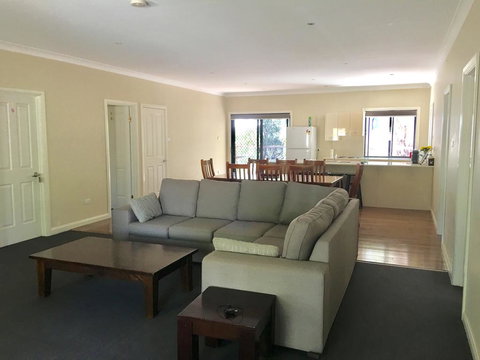 Hillview Farmstay - Pubs and Clubs 1