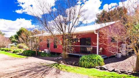 Hillview Farmstay - Pubs and Clubs 3