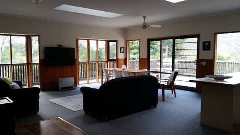 Hiview Holiday Home - Pubs and Clubs 1