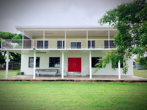 Holiday Rental - Huge House With Beach Views - Pubs and Clubs 0