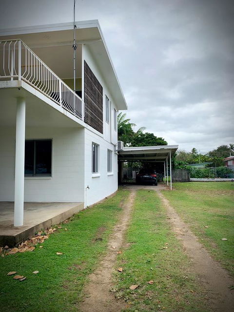 Holiday Rental - Huge House With Beach Views - Pubs and Clubs 3