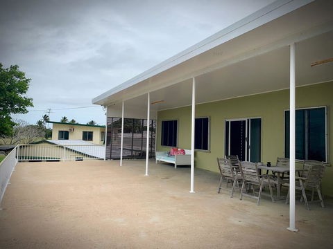 Holiday Rental - Huge House With Beach Views - Pubs and Clubs 2
