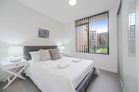 HomeHotel Walking Distance To Train And Westfield. - Go Out 2