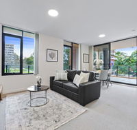 HomeHotel walking distance to Train and Westfield. - Pubs and Clubs