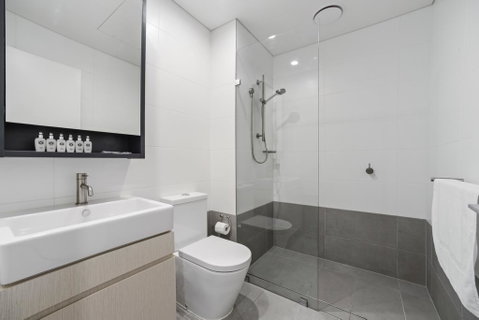 HomeHotel Walking Distance To Train And Westfield. - Go Out 3