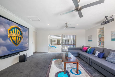 Homely Getaways In Broadbeach Waters - Pubs and Clubs 0