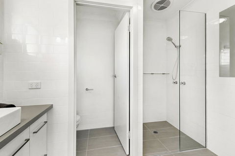 Homely Getaways In Broadbeach Waters - Pubs and Clubs 3