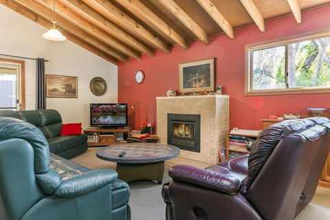 Jarara Cottage - Pubs and Clubs 0