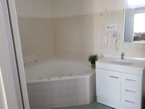 Jillaroo Motor Inn - Go Out 3