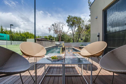 Kalina Retreat: Resort Style Tennis & Pool - Pubs and Clubs 1