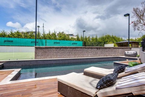 Kalina Retreat: Resort Style Tennis & Pool - Pubs and Clubs 0