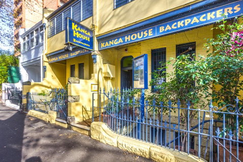 Kanga House Backpackers - Go Out 0