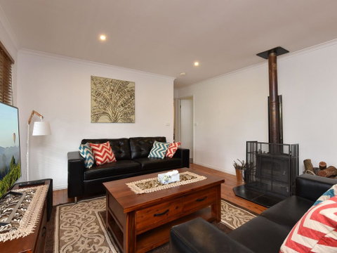 Kangaroo Cottage - Cute Accom In Bushland Setting - Go Out 1