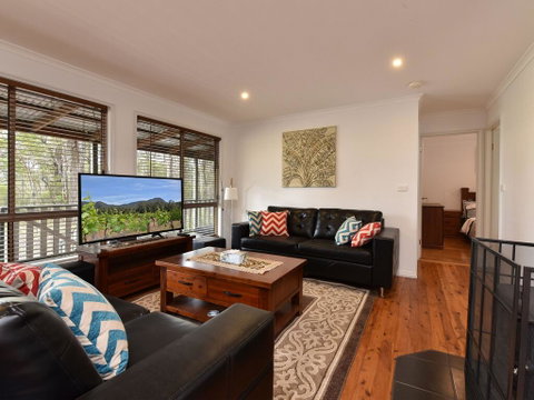 Kangaroo Cottage - Cute Accom In Bushland Setting - Go Out 3