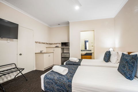 Karratha Central Apartments - Pubs and Clubs 3