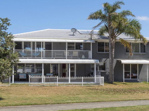 Kendalls Beach House - Pubs and Clubs 3
