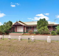 King Retreat Estate - you can honestly walk to Bimbadgen and Hope Estate concerts - Pubs and Clubs