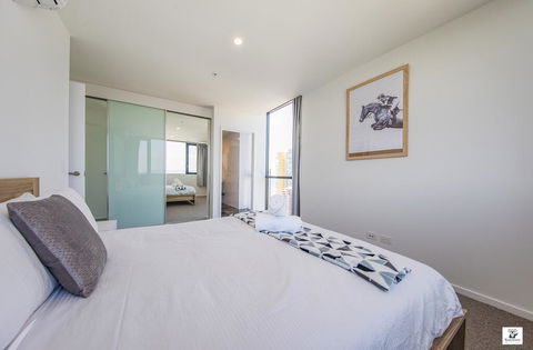 KOZYGURU BROADBEACH AMAZING VIEW 2 BED APT + FREE PARKING WALK TO BEACH QBR004 - Pubs and Clubs 2