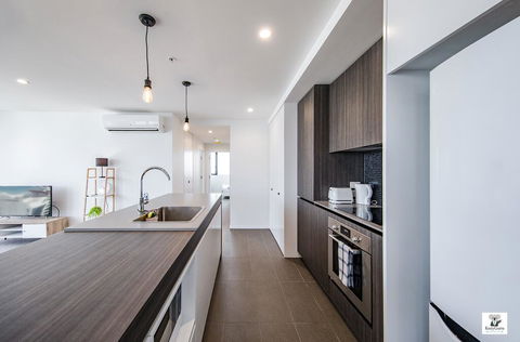 KOZYGURU BROADBEACH AMAZING VIEW 2 BED APT + FREE PARKING WALK TO BEACH QBR004 - Pubs and Clubs 3