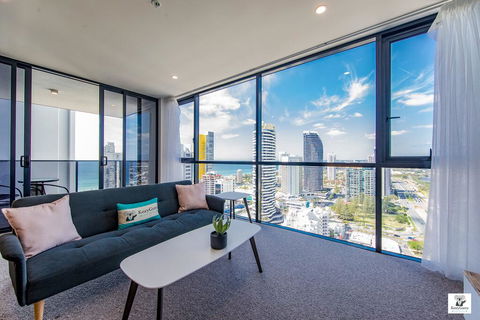KOZYGURU BROADBEACH AMAZING VIEW 2 BED APT + FREE PARKING WALK TO BEACH QBR004 - Pubs and Clubs 0
