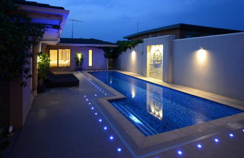 Kraimorie Large Family Beach House With Pool, Superb Water Views, Pool, And Games Room - Pubs and Clubs 0