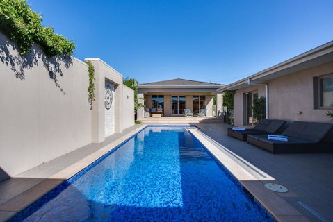 Kraimorie Large Family Beach House With Pool, Superb Water Views, Pool, And Games Room - Pubs and Clubs 1