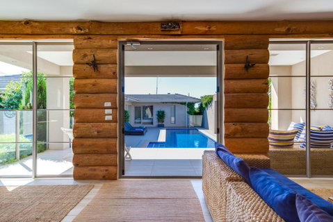 Kraimorie Large Family Beach House With Pool, Superb Water Views, Pool, And Games Room - Pubs and Clubs 3