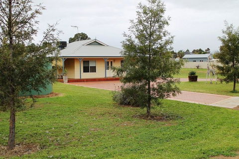 Lake Tyrrell Accommodation - Pubs and Clubs 0
