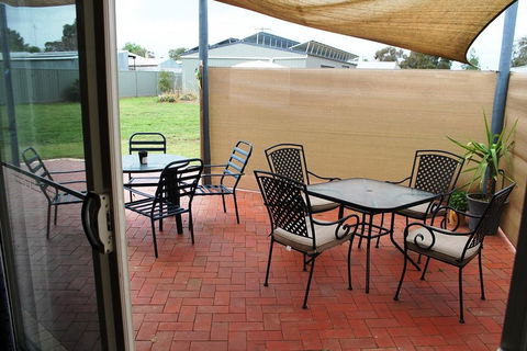 Lake Tyrrell Accommodation - Pubs and Clubs 2